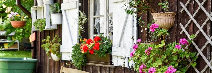 Gartenhütte mit Bank und Blumen